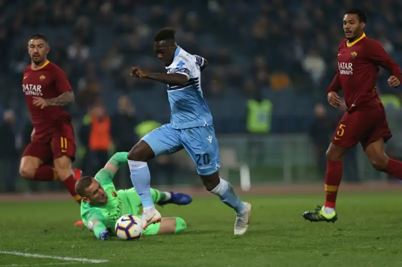 In rete Caicedo, Immobile su rigore e Cataldi: i biancocelesti vedono il possibile sorpasso sui cugini.