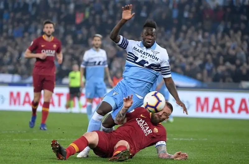 In rete Caicedo, Immobile su rigore e Cataldi: i biancocelesti vedono il possibile sorpasso sui cugini.