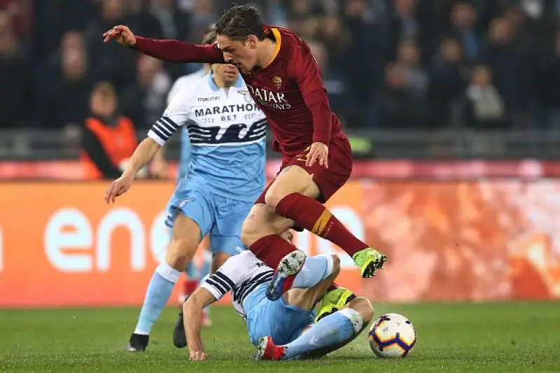 In rete Caicedo, Immobile su rigore e Cataldi: i biancocelesti vedono il possibile sorpasso sui cugini.