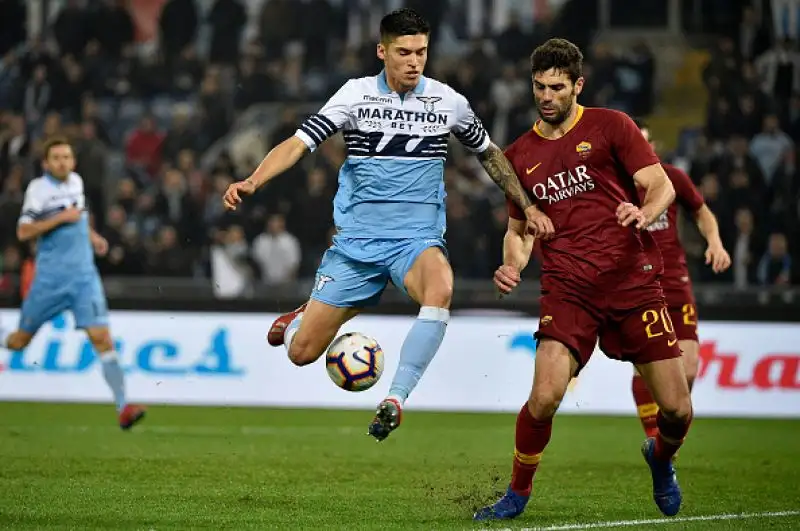 In rete Caicedo, Immobile su rigore e Cataldi: i biancocelesti vedono il possibile sorpasso sui cugini.