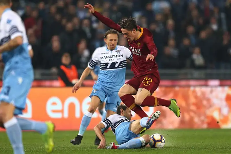 In rete Caicedo, Immobile su rigore e Cataldi: i biancocelesti vedono il possibile sorpasso sui cugini.