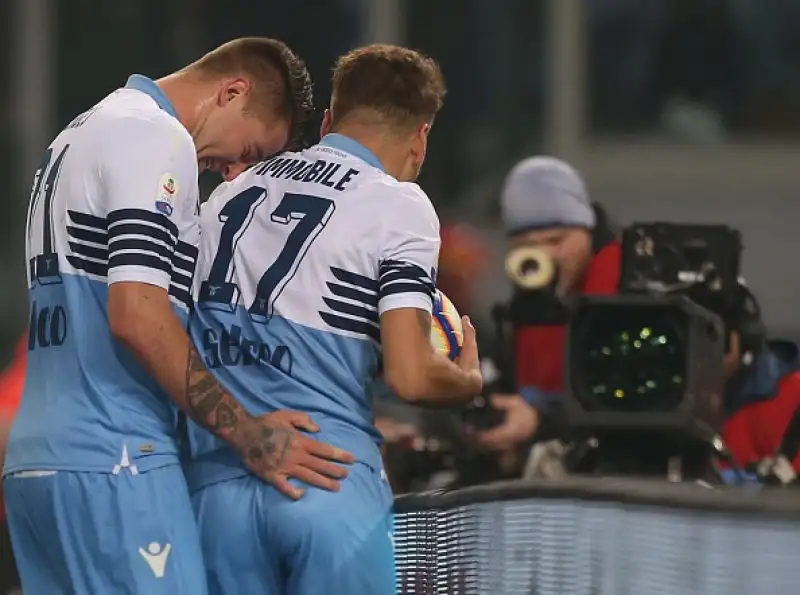 In rete Caicedo, Immobile su rigore e Cataldi: i biancocelesti vedono il possibile sorpasso sui cugini.