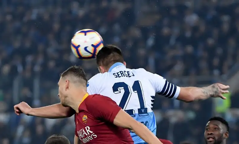 In rete Caicedo, Immobile su rigore e Cataldi: i biancocelesti vedono il possibile sorpasso sui cugini.