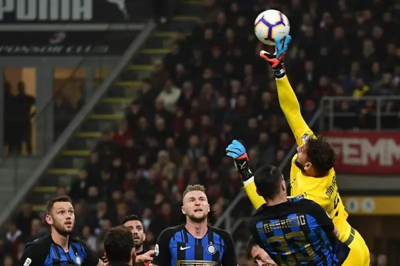 A San Siro finisce 3-2: la squadra di Spalletti si riprende il terzo posto ai danni dei rossoneri.