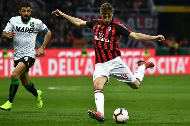 I rossoneri non brillano ma basta l'autorete di Lirola a piegare il Sassuolo.