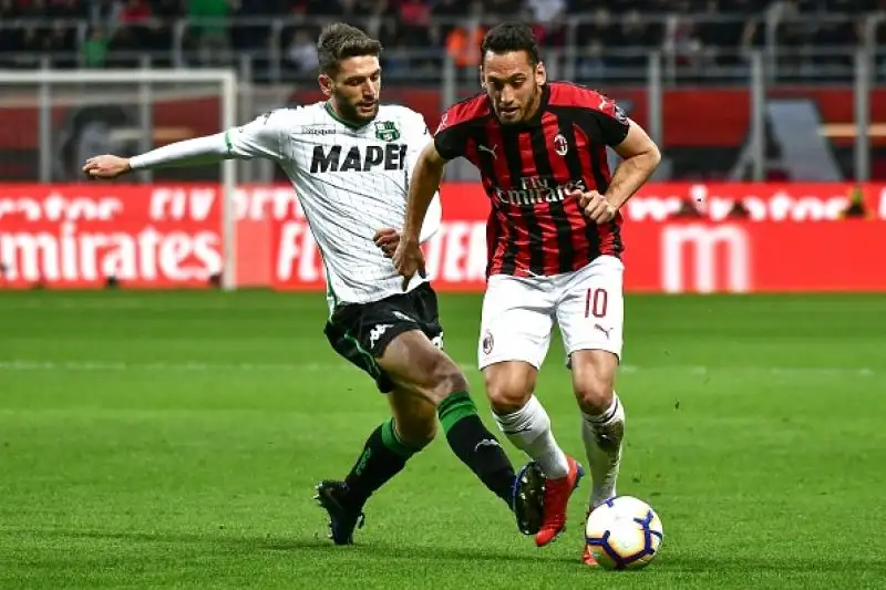 I rossoneri non brillano ma basta l'autorete di Lirola a piegare il Sassuolo.