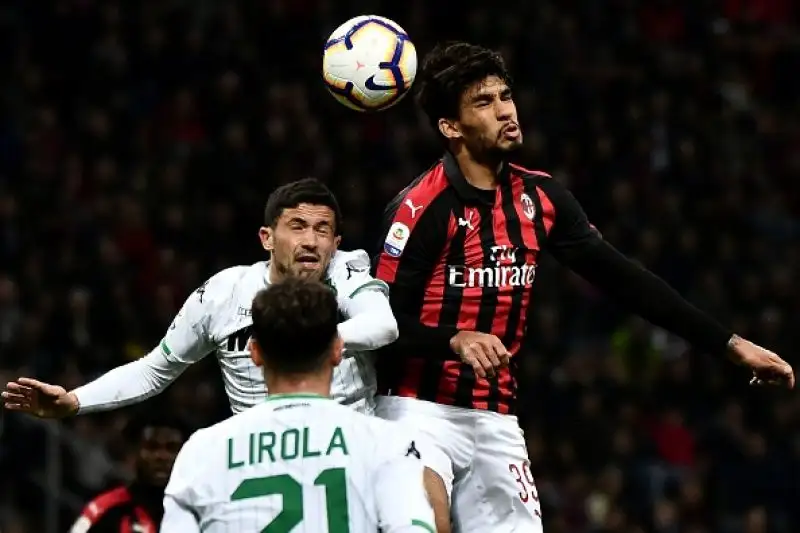 I rossoneri non brillano ma basta l'autorete di Lirola a piegare il Sassuolo.