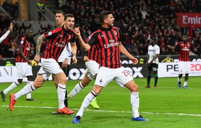 I rossoneri non brillano ma basta l'autorete di Lirola a piegare il Sassuolo.