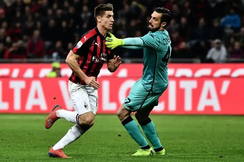 I rossoneri non brillano ma basta l'autorete di Lirola a piegare il Sassuolo.