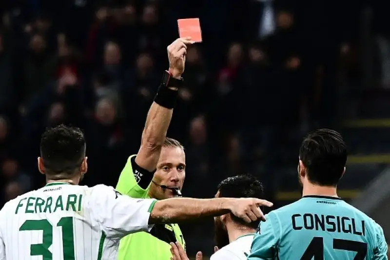 I rossoneri non brillano ma basta l'autorete di Lirola a piegare il Sassuolo.