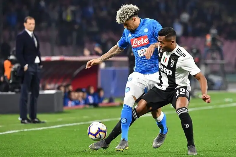 Un'espulsione per parte e Insigne sbaglia il rigore della parità: finisce 1-2, bianconeri a più sedici.