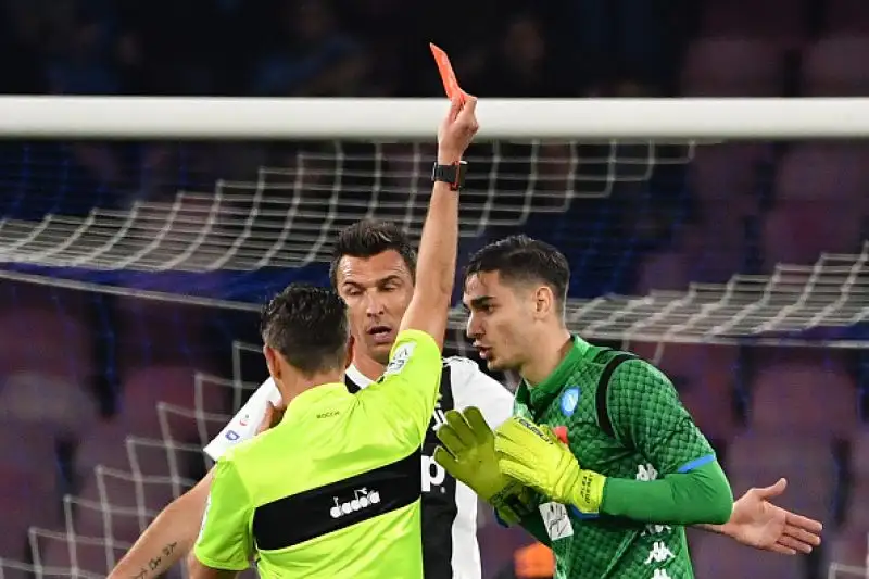 Un'espulsione per parte e Insigne sbaglia il rigore della parità: finisce 1-2, bianconeri a più sedici.