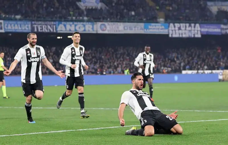 Un'espulsione per parte e Insigne sbaglia il rigore della parità: finisce 1-2, bianconeri a più sedici.