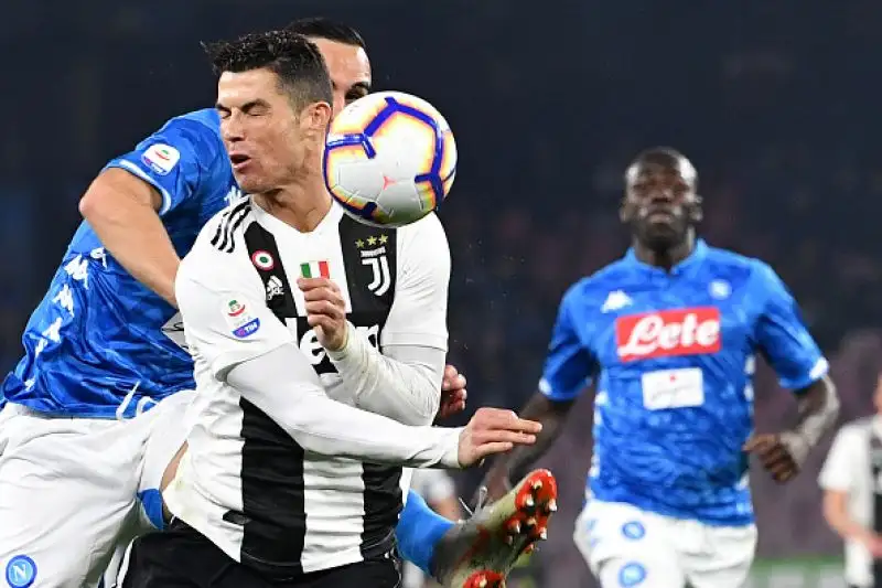 Un'espulsione per parte e Insigne sbaglia il rigore della parità: finisce 1-2, bianconeri a più sedici.