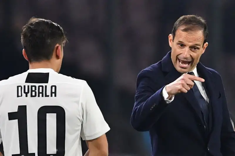Un'espulsione per parte e Insigne sbaglia il rigore della parità: finisce 1-2, bianconeri a più sedici.