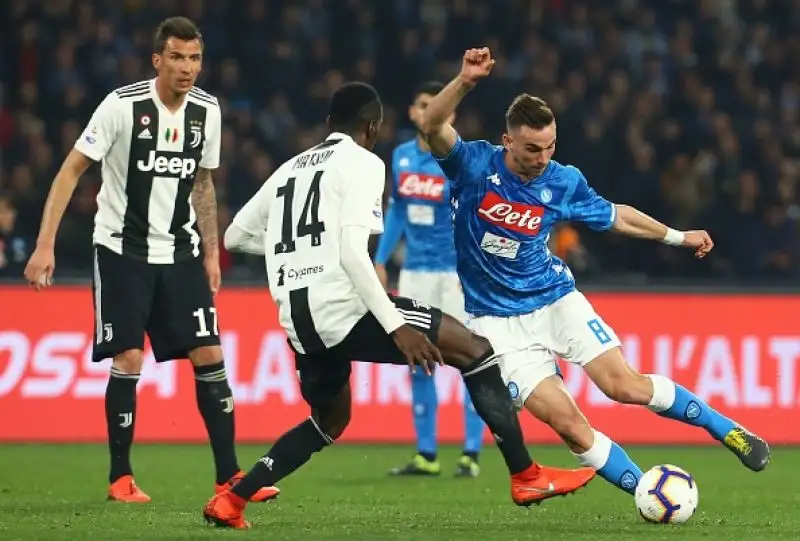 Un'espulsione per parte e Insigne sbaglia il rigore della parità: finisce 1-2, bianconeri a più sedici.