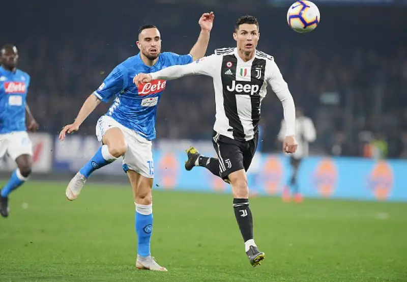 Un'espulsione per parte e Insigne sbaglia il rigore della parità: finisce 1-2, bianconeri a più sedici.