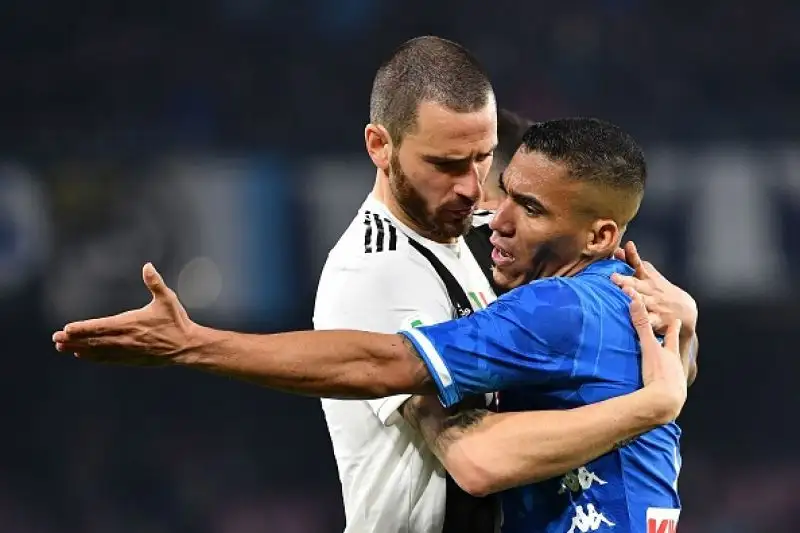 Un'espulsione per parte e Insigne sbaglia il rigore della parità: finisce 1-2, bianconeri a più sedici.