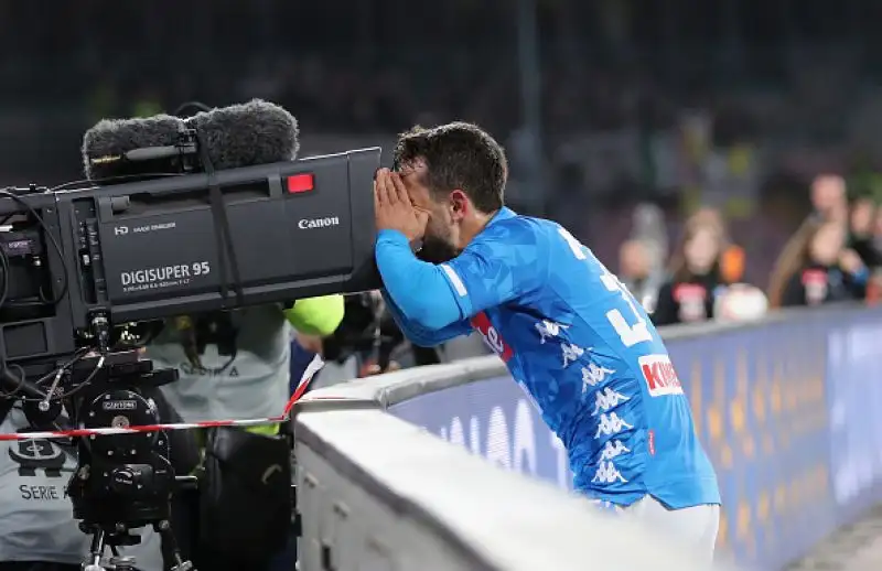 La squadra di Ancelotti liquida 4-2 l'Udinese e rosicchia tre punti alla Juventus, ma che spavento per il portiere Ospina.