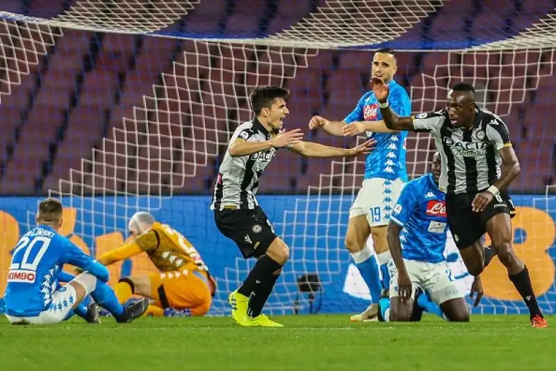La squadra di Ancelotti liquida 4-2 l'Udinese e rosicchia tre punti alla Juventus, ma che spavento per il portiere Ospina.