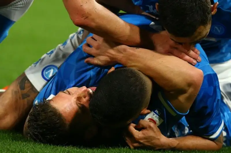 La squadra di Ancelotti liquida 4-2 l'Udinese e rosicchia tre punti alla Juventus, ma che spavento per il portiere Ospina.