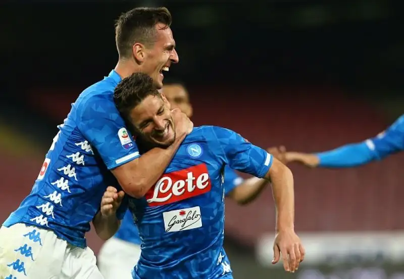 La squadra di Ancelotti liquida 4-2 l'Udinese e rosicchia tre punti alla Juventus, ma che spavento per il portiere Ospina.