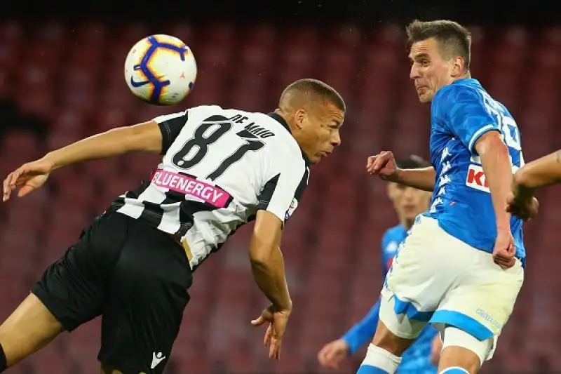 La squadra di Ancelotti liquida 4-2 l'Udinese e rosicchia tre punti alla Juventus, ma che spavento per il portiere Ospina.