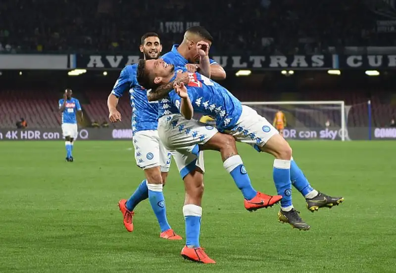 La squadra di Ancelotti liquida 4-2 l'Udinese e rosicchia tre punti alla Juventus, ma che spavento per il portiere Ospina.