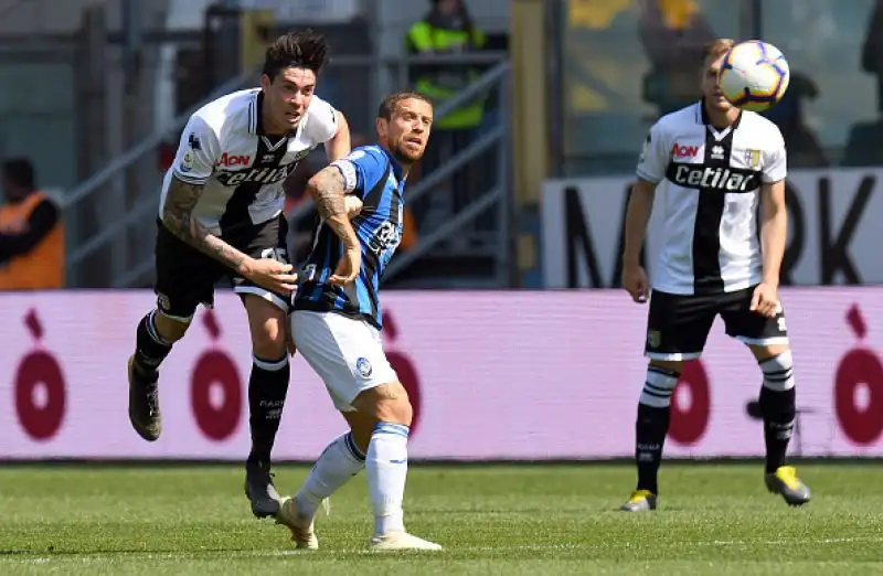 Vantaggio dei padroni di casa con Gervinho, poi pareggio di Pasalic e gol vittoria di Duvan Zapata.