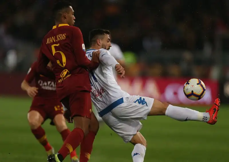 Padroni di casa in vantaggio con El Shaaarawy, poi pareggio degli ospiti grazie ad un autorete di Juan Jesus e gol vittoria di Schick.
