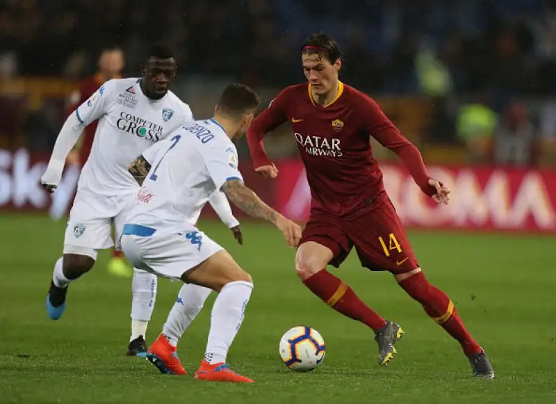 Padroni di casa in vantaggio con El Shaaarawy, poi pareggio degli ospiti grazie ad un autorete di Juan Jesus e gol vittoria di Schick.