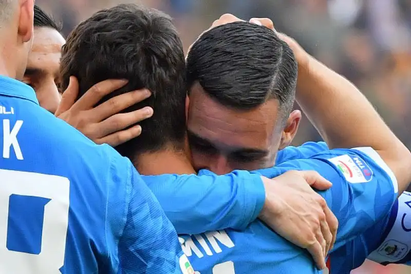 Per gli azzurri in gol Milik, Verdi, Mertens e Younes, di Perotti il gol romanista.