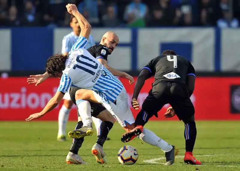 Fabio Quagliarella con una doppietta trascina la Sampdoria alla vittoria contro la Spal per 2-1 a Ferrara e raggiunge Cristiano Ronaldo in testa alla classifica cannonieri a quota 19 gol.