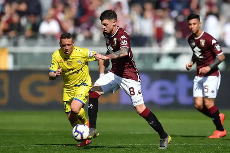 Il Torino abbatte per 3-0 il Chievo nell'anticipo delle 12.30 e ora sogna l'Europa League.