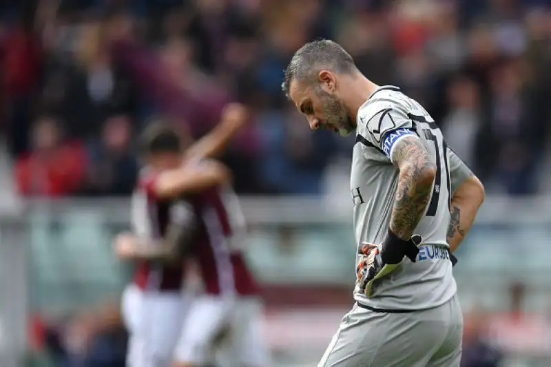 Il Torino abbatte per 3-0 il Chievo nell'anticipo delle 12.30 e ora sogna l'Europa League.
