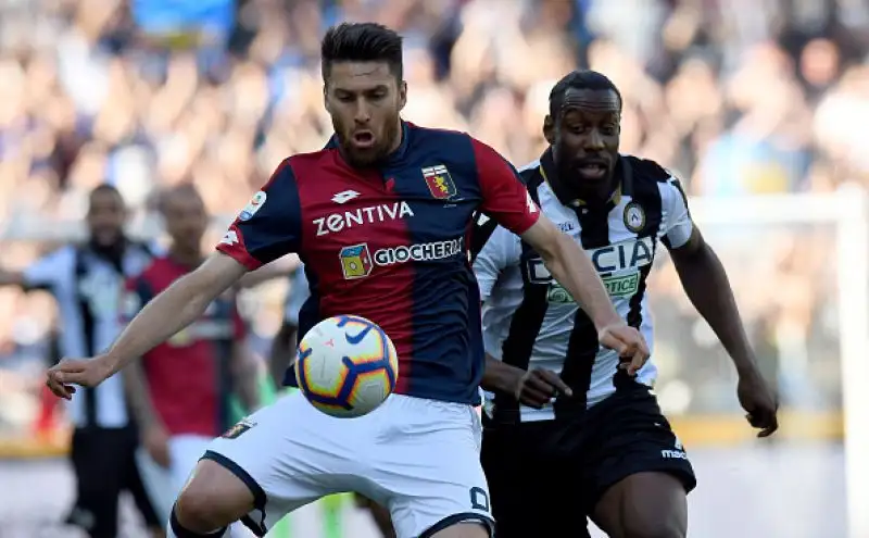 L'Udinese vince grazie alle reti di Okaka e Mandragora. Genoa costretto a rimandare il discorso salvezza.