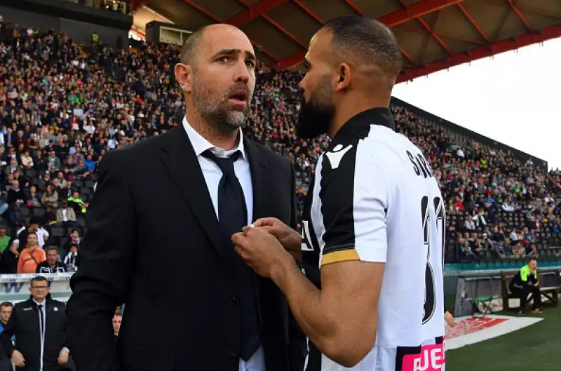 L'Udinese vince grazie alle reti di Okaka e Mandragora. Genoa costretto a rimandare il discorso salvezza.