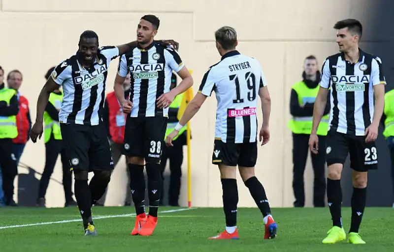 L'Udinese vince grazie alle reti di Okaka e Mandragora. Genoa costretto a rimandare il discorso salvezza.