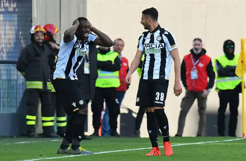 L'Udinese vince grazie alle reti di Okaka e Mandragora. Genoa costretto a rimandare il discorso salvezza.