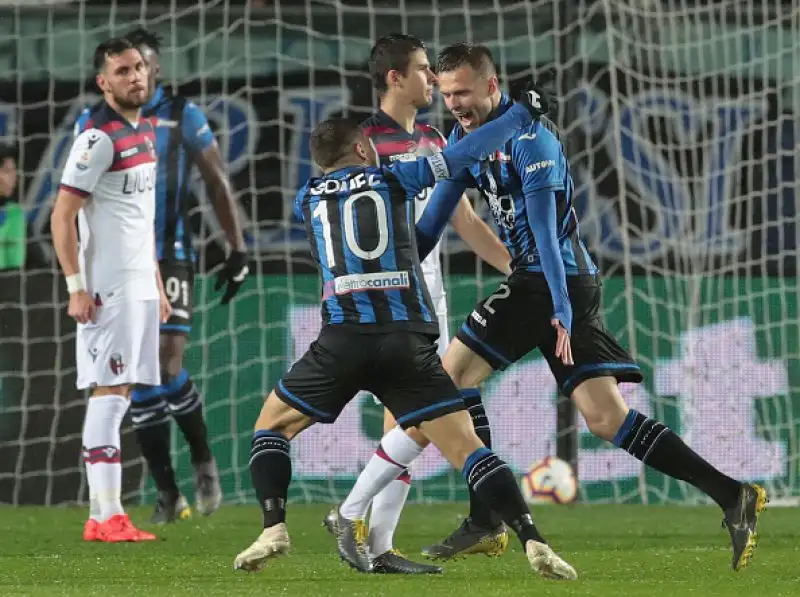 L'Atalanta disintegra in un quarto d'ora il Bologna nel posticipo della trentesima giornata di serie A e ora mette nel mirino il quarto posto del Milan, ad appena un punto