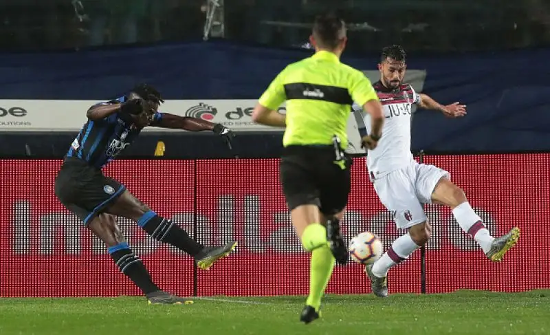 L'Atalanta disintegra in un quarto d'ora il Bologna nel posticipo della trentesima giornata di serie A e ora mette nel mirino il quarto posto del Milan, ad appena un punto
