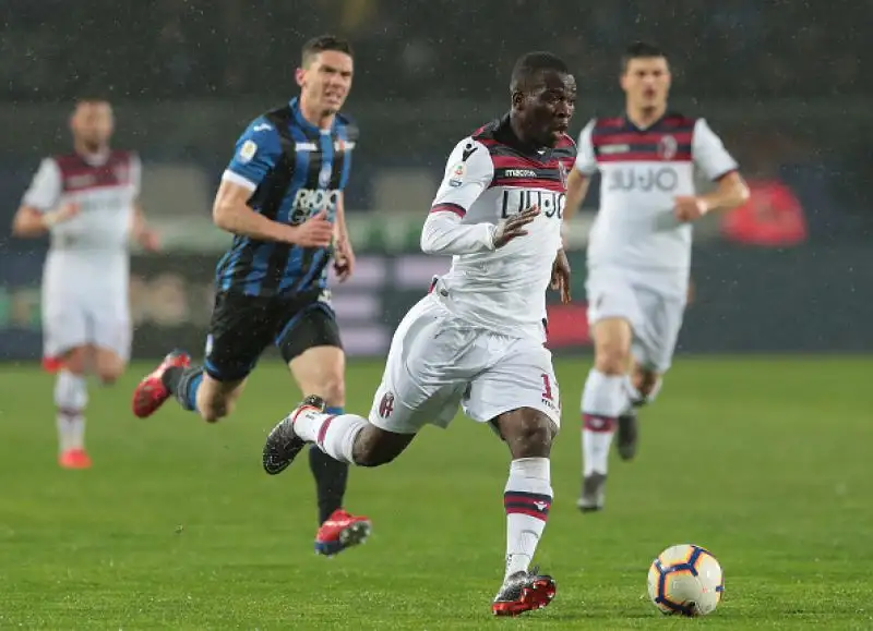 L'Atalanta disintegra in un quarto d'ora il Bologna nel posticipo della trentesima giornata di serie A e ora mette nel mirino il quarto posto del Milan, ad appena un punto