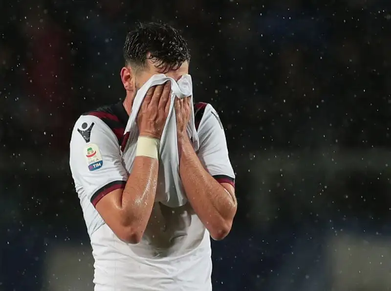 L'Atalanta disintegra in un quarto d'ora il Bologna nel posticipo della trentesima giornata di serie A e ora mette nel mirino il quarto posto del Milan, ad appena un punto
