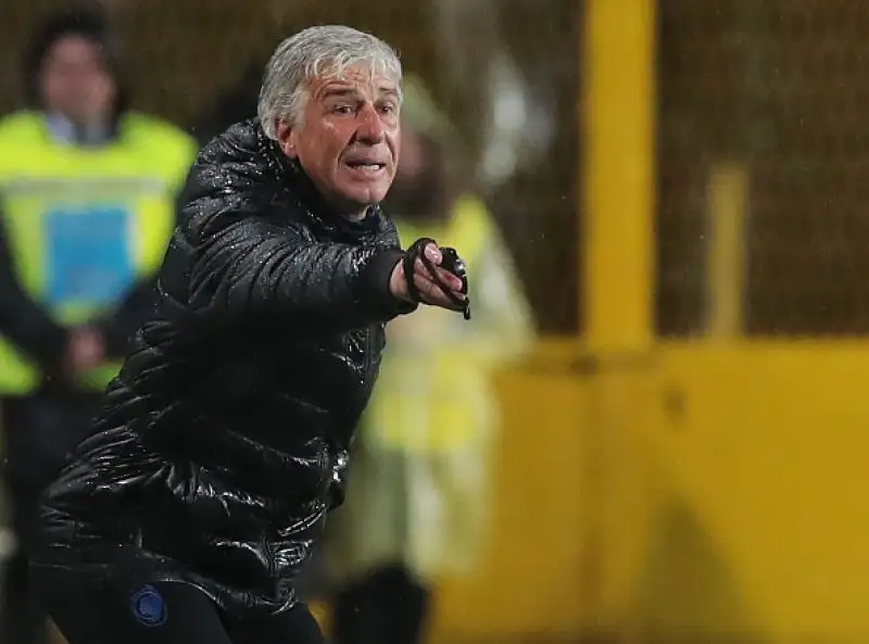 L'Atalanta disintegra in un quarto d'ora il Bologna nel posticipo della trentesima giornata di serie A e ora mette nel mirino il quarto posto del Milan, ad appena un punto