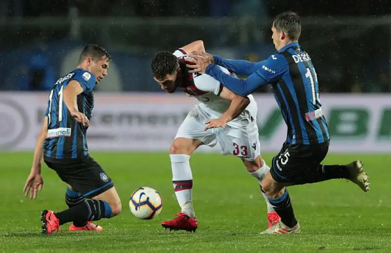 L'Atalanta disintegra in un quarto d'ora il Bologna nel posticipo della trentesima giornata di serie A e ora mette nel mirino il quarto posto del Milan, ad appena un punto