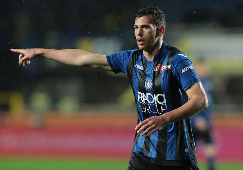 L'Atalanta disintegra in un quarto d'ora il Bologna nel posticipo della trentesima giornata di serie A e ora mette nel mirino il quarto posto del Milan, ad appena un punto
