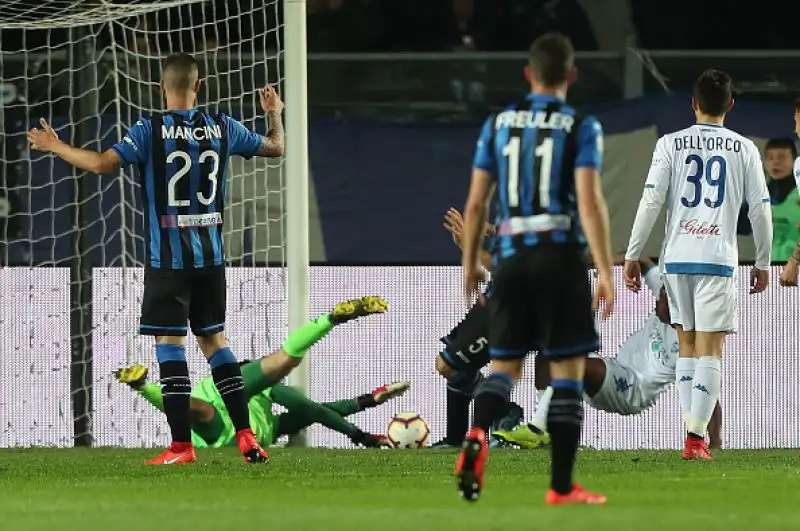 La squadra di Gaseprini è sfortunata e non riesce a perforare la porta di Dragowski, ora il quarto posto del Milan dista due punti.