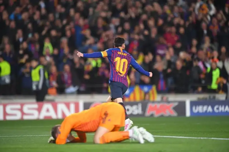 Grande prova di Messi che realizza una doppietta nel primo tempo, nella ripresa Coutinho chiude la partita.