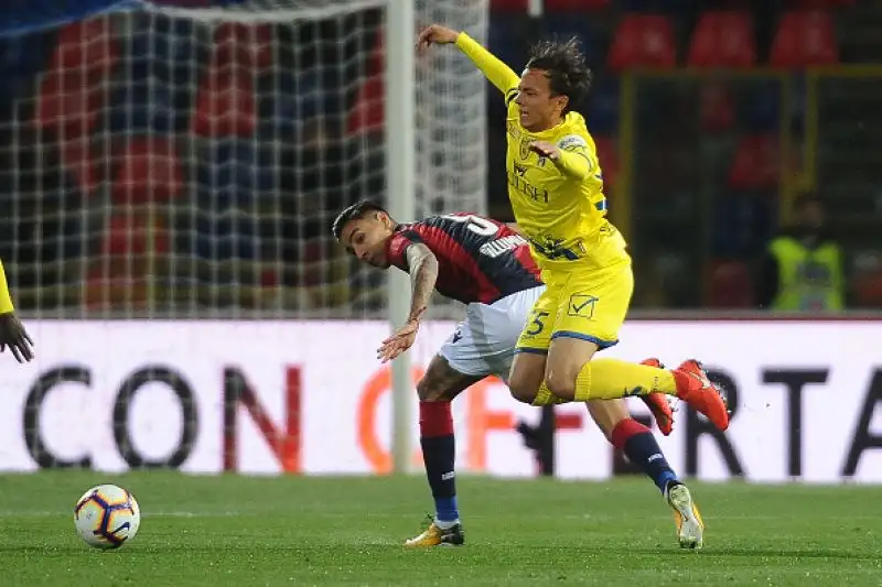 Il Bologna ci mette oltre un'ora per sciogliere il rebus Chievo, ma poi grazie anche a due rigori vince 3-0 allo stadio Dall'Ara, conquistando tre punti fondamentali in vista della corsa alla salvezza