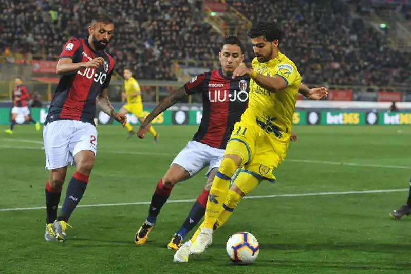 Il Bologna ci mette oltre un'ora per sciogliere il rebus Chievo, ma poi grazie anche a due rigori vince 3-0 allo stadio Dall'Ara, conquistando tre punti fondamentali in vista della corsa alla salvezza